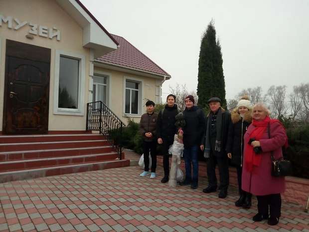 Біля музею ім. Івана Огієнка