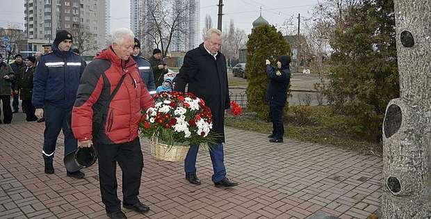 Покладання квітів