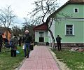 Активісти «Земляцтва житомирян» облагороджують житомирські будівлі у «Сучасному селі» музею «Пирогово»