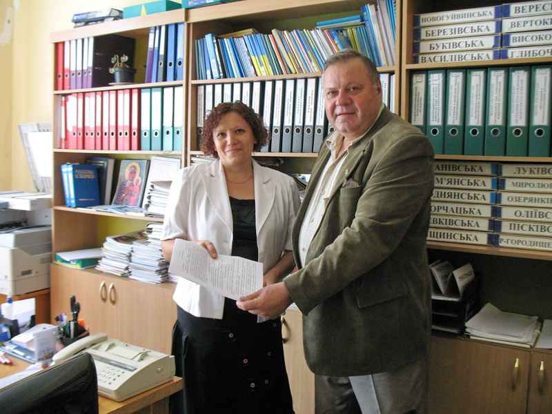 Подорожня Тамара Леонідівна (ліворуч) приймає на зберігання підписану сторонами угоду