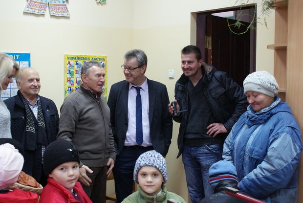 Представники делегації та учні школи-інтернату