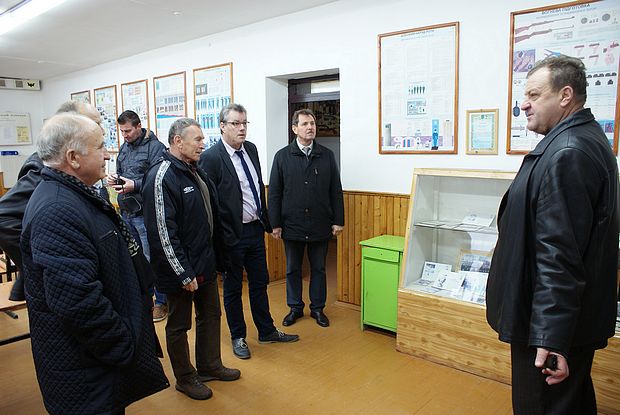 Ігор Леонтійович розповідає представникам делегації про музейні експонати