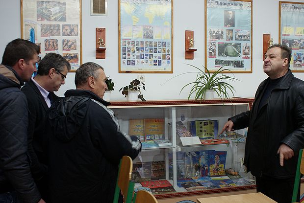 Ігор Леонтійович розповідає представникам делегації про музейні експонати