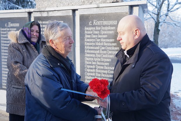 Міський голова нагороджує почесною грамотою ініціатора створення пам'ятника Костянтина Бондарчука