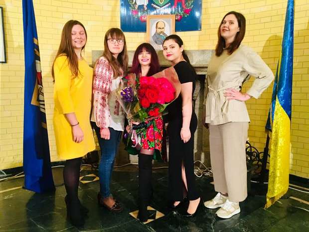 Каріна Карасьова з вихованцями студії естрадного вокалу