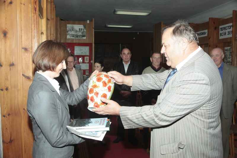 Керівник делегації В.В.Косинський вручає Музею пам’ятну вазу-сувенір від МГО «Земляцтво житомирян»