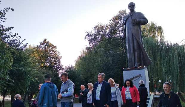 Покладання квітів до пам'ятника Тарасу Шевченко